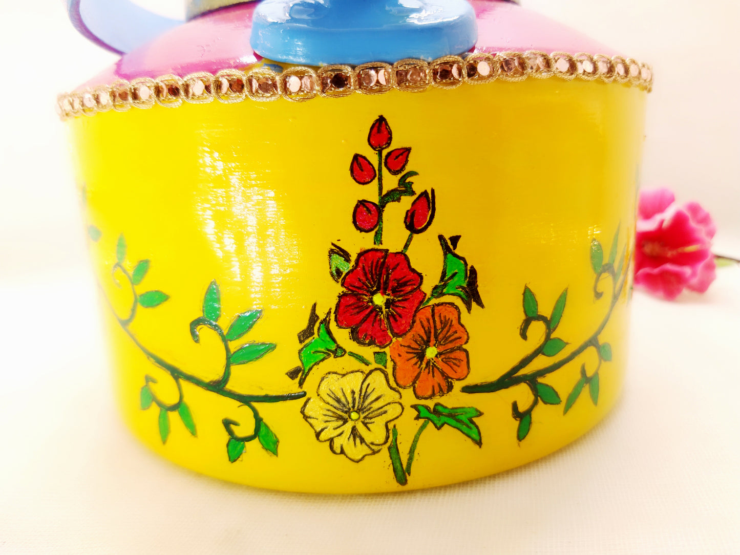 Kettle - Handpainted Flower Design with Tea Cups - Ahaeli