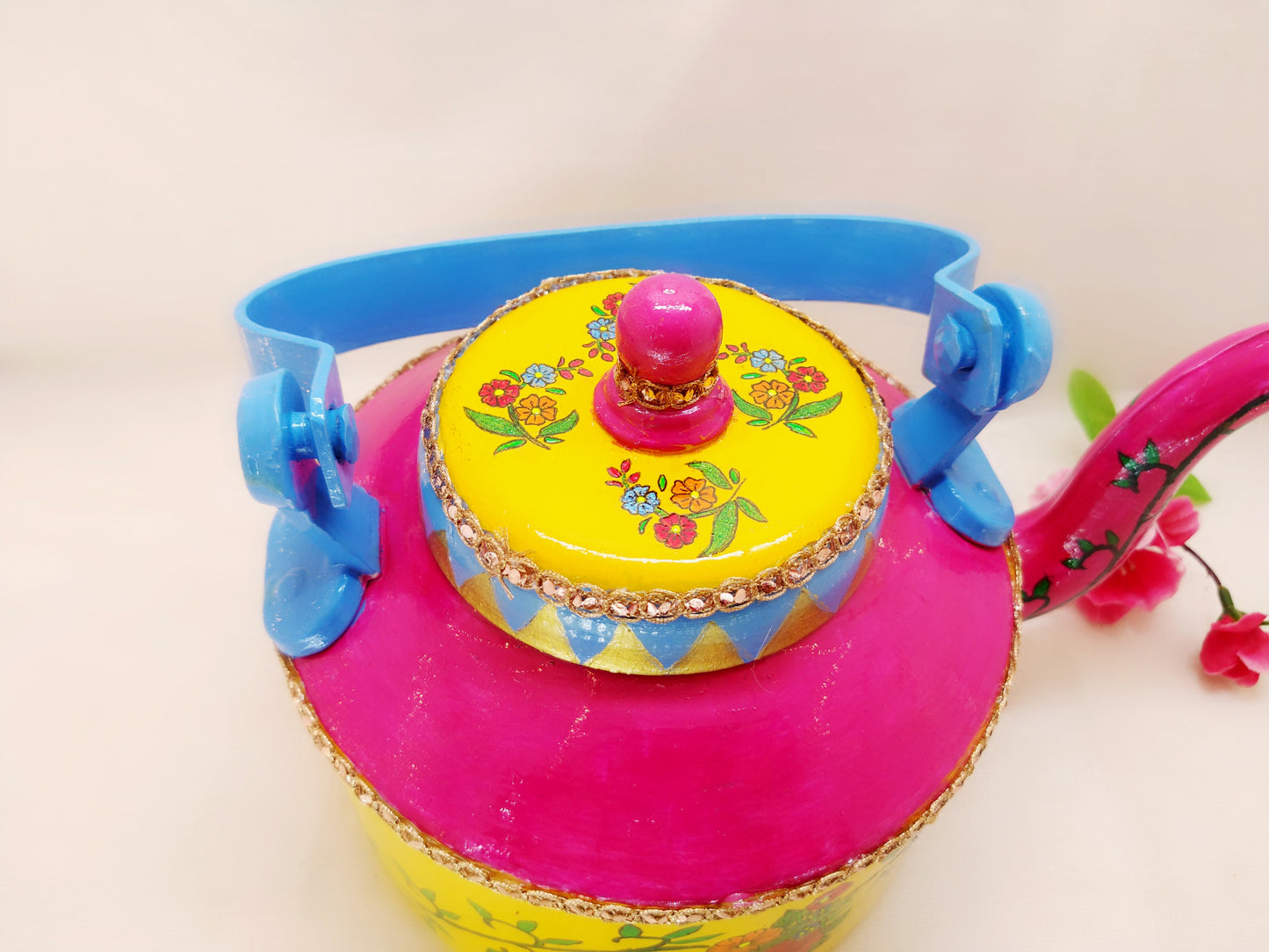 Kettle - Handpainted Flower Design with Tea Cups - Ahaeli